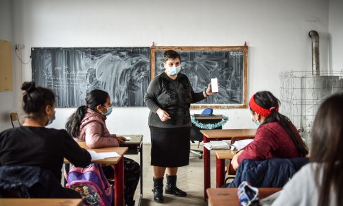 Turnulsfatului.ro: Alemănuța Toader, profesorul care aduce tehnologia în clase cu sobe înconjurate de garduri de sârmă